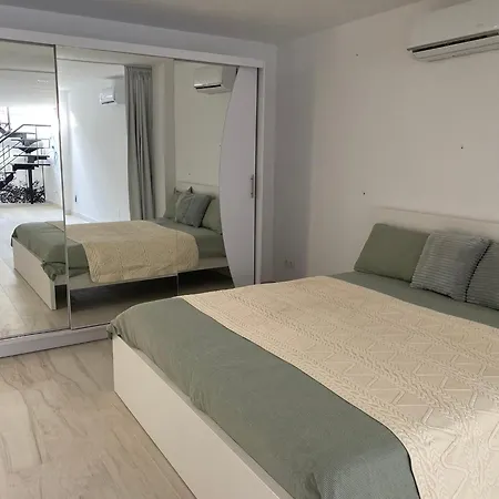 New - Mija Basement Loft Steps From - Perfect For Sun And Sport Seekers Ferienhaus *