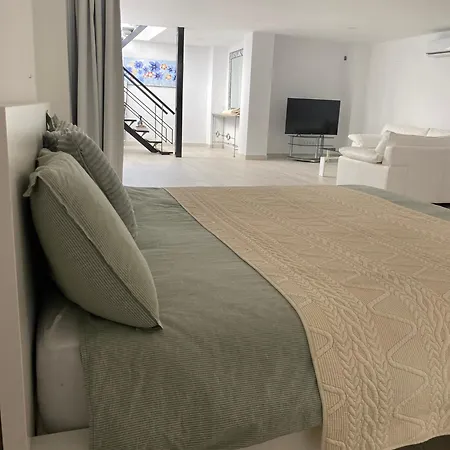 New - Mija Basement Loft Steps From - Perfect For Sun And Sport Seekers Ferienhaus *